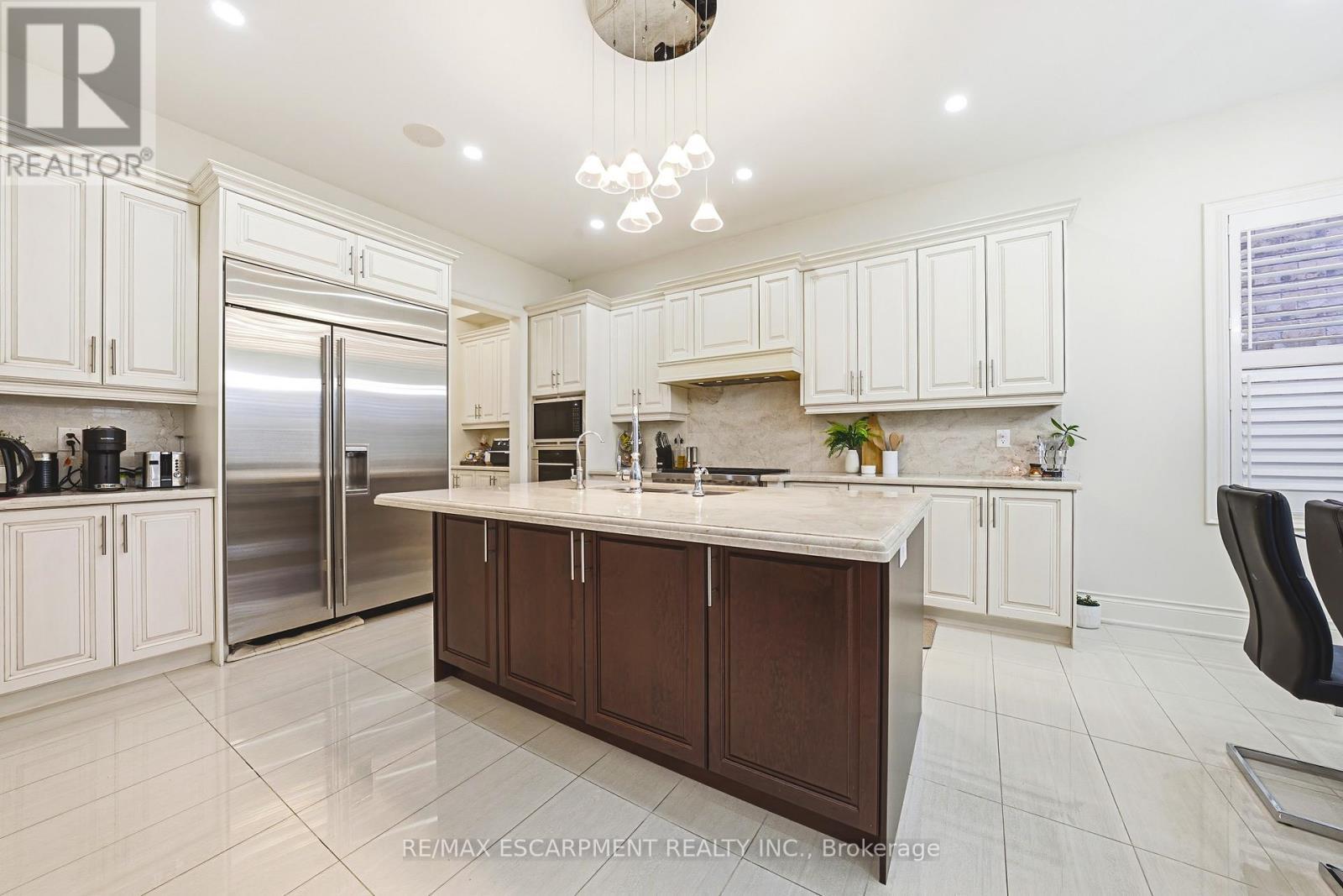 60 Golden Hawk Drive, Hamilton, ON - Indoor Photo Showing Kitchen With Upgraded Kitchen