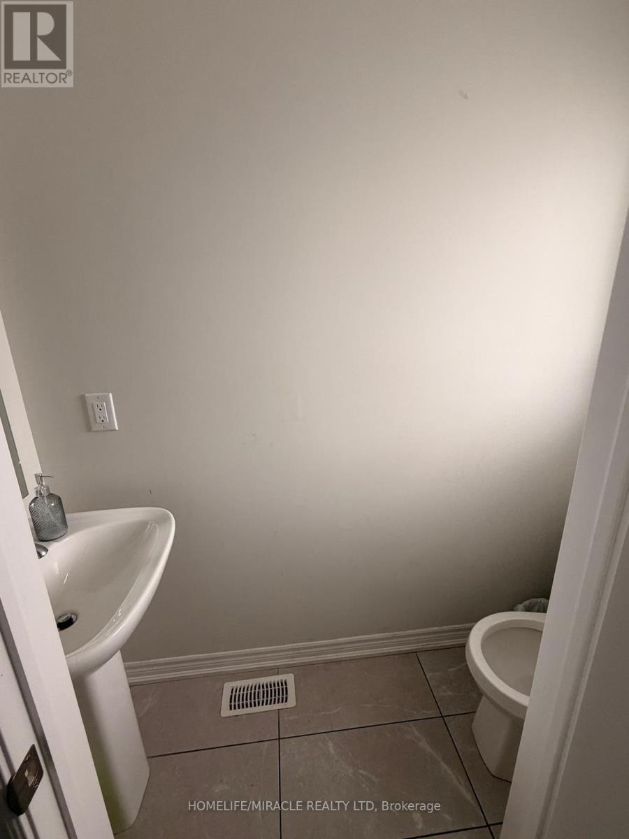 11 Genoa Drive, Hamilton, ON - Indoor Photo Showing Bathroom