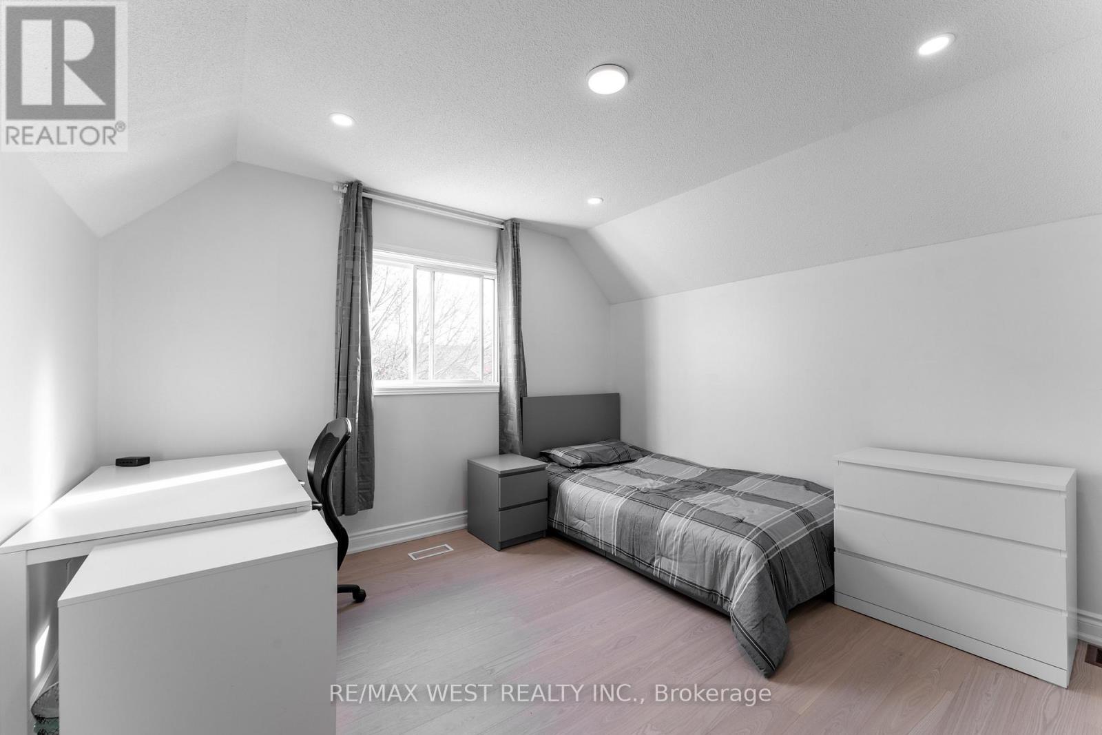 721 Acadia Drive, Hamilton, ON - Indoor Photo Showing Bedroom
