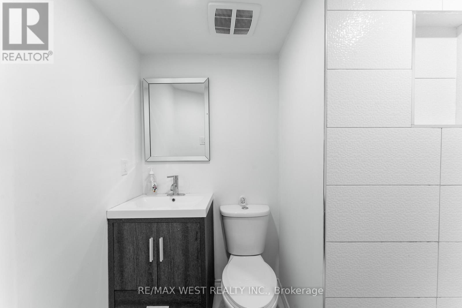 721 Acadia Drive, Hamilton, ON - Indoor Photo Showing Bathroom