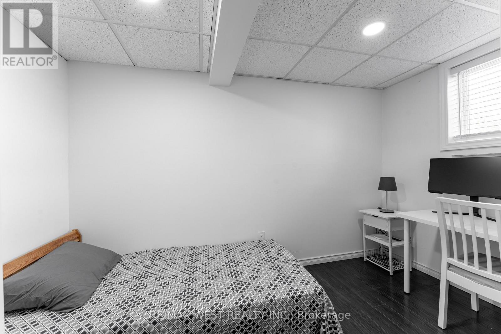 721 Acadia Drive, Hamilton, ON - Indoor Photo Showing Bedroom