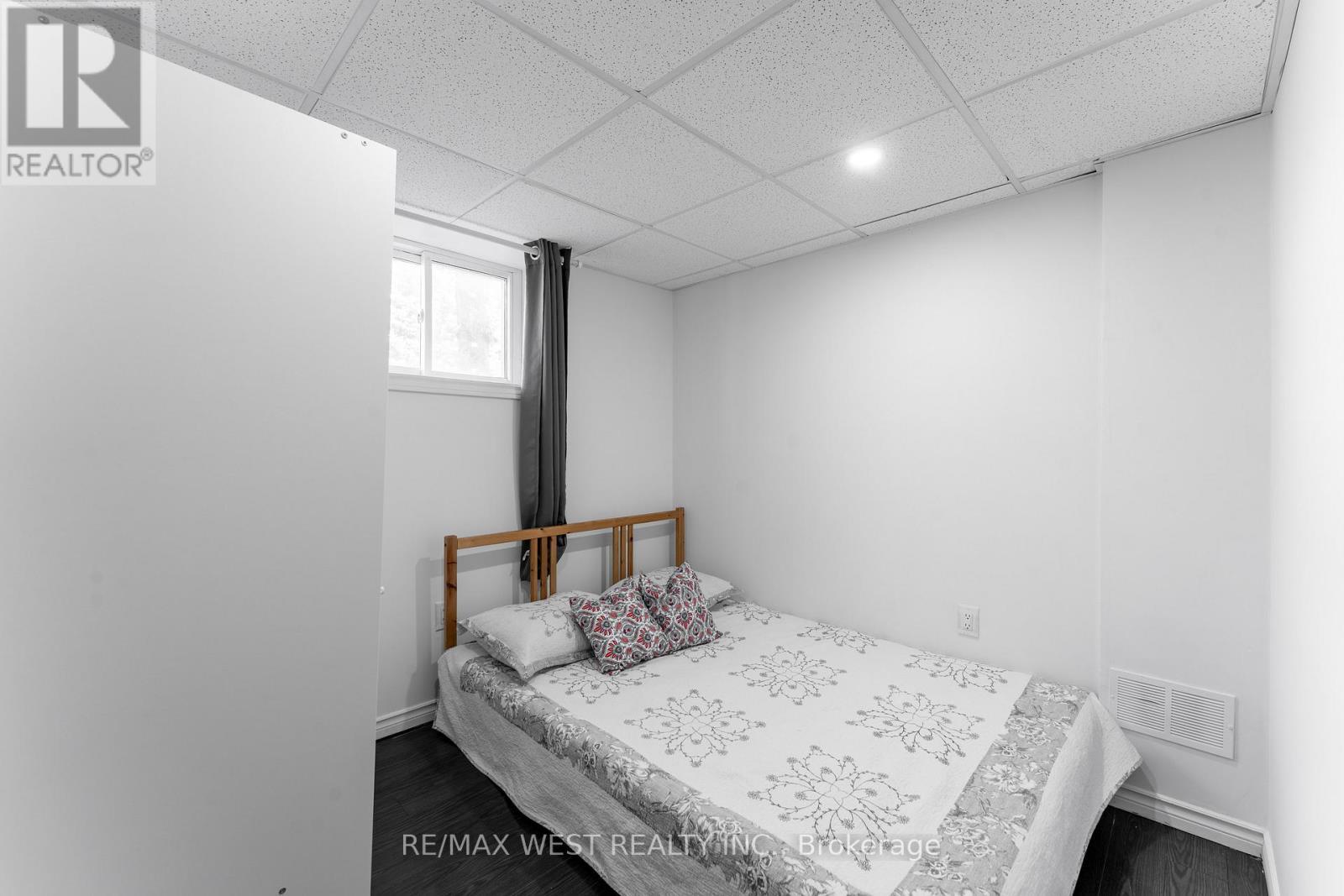 721 Acadia Drive, Hamilton, ON - Indoor Photo Showing Bedroom