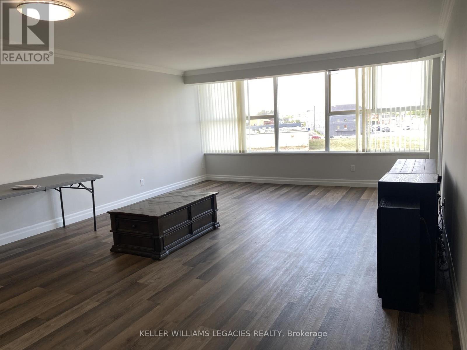 Great Room - 402 - 7 Gale Crescent, St. Catharines, ON - Indoor