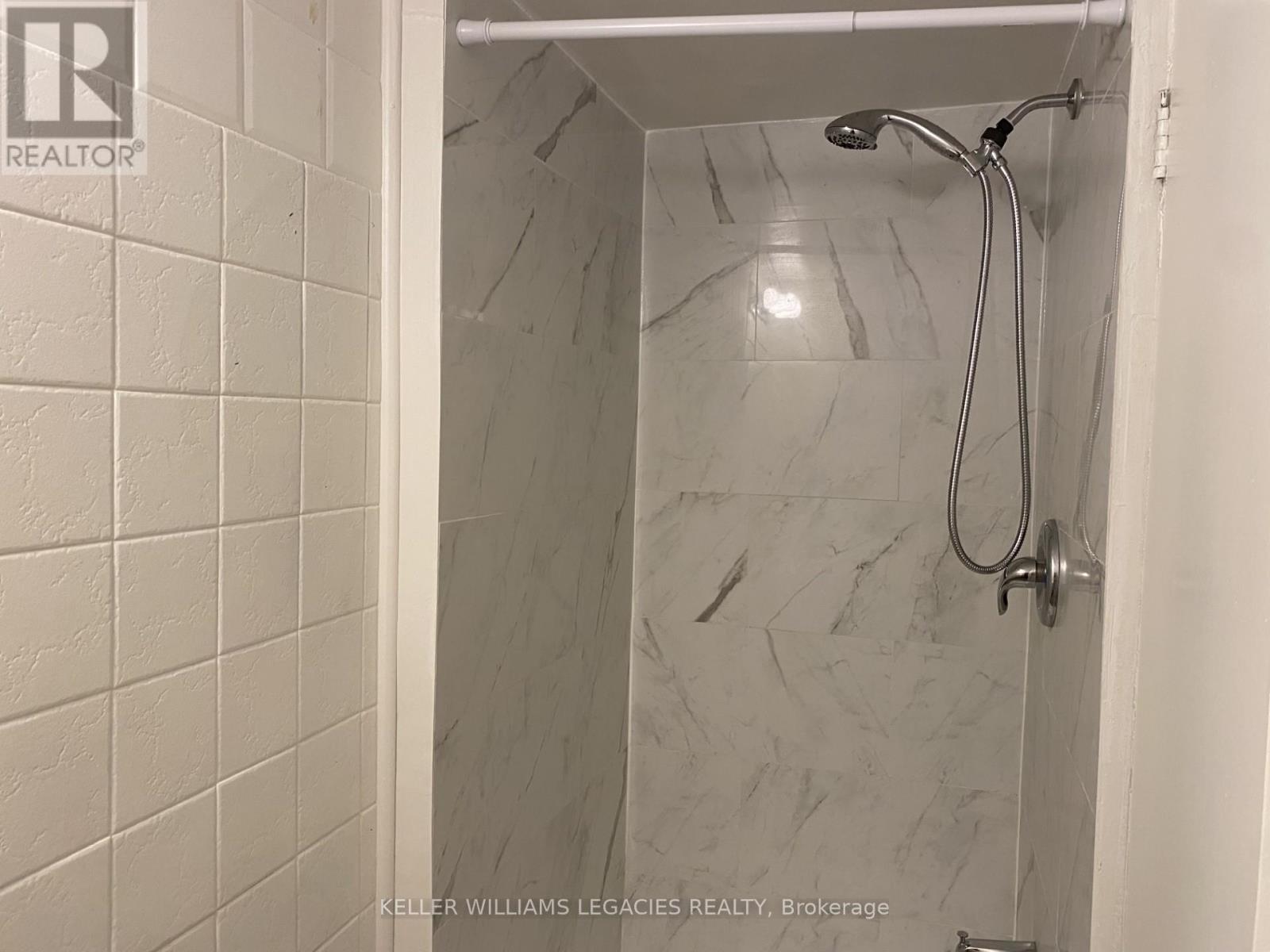 Bathroom - Shower - 402 - 7 Gale Crescent, St. Catharines, ON - Indoor Photo Showing Bathroom