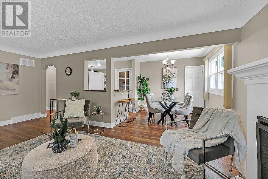 160 Elizabeth Crescent, Haldimand, ON - Indoor Photo Showing Living Room
