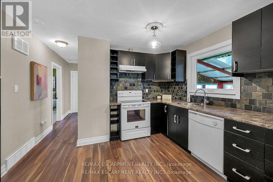 160 Elizabeth Crescent, Haldimand, ON - Indoor Photo Showing Kitchen