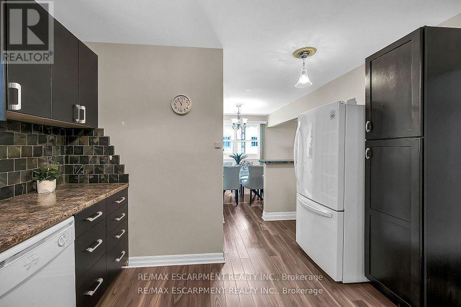 160 Elizabeth Crescent, Haldimand, ON - Indoor Photo Showing Kitchen