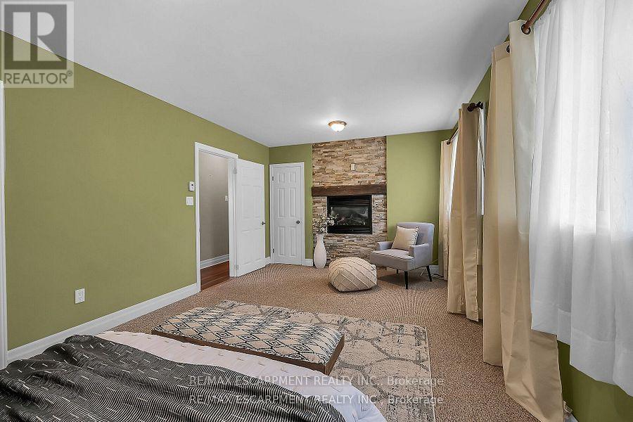 160 Elizabeth Crescent, Haldimand, ON - Indoor With Fireplace