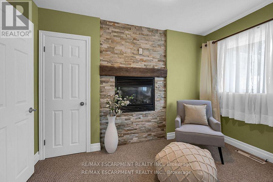 160 Elizabeth Crescent, Haldimand, ON - Indoor With Fireplace
