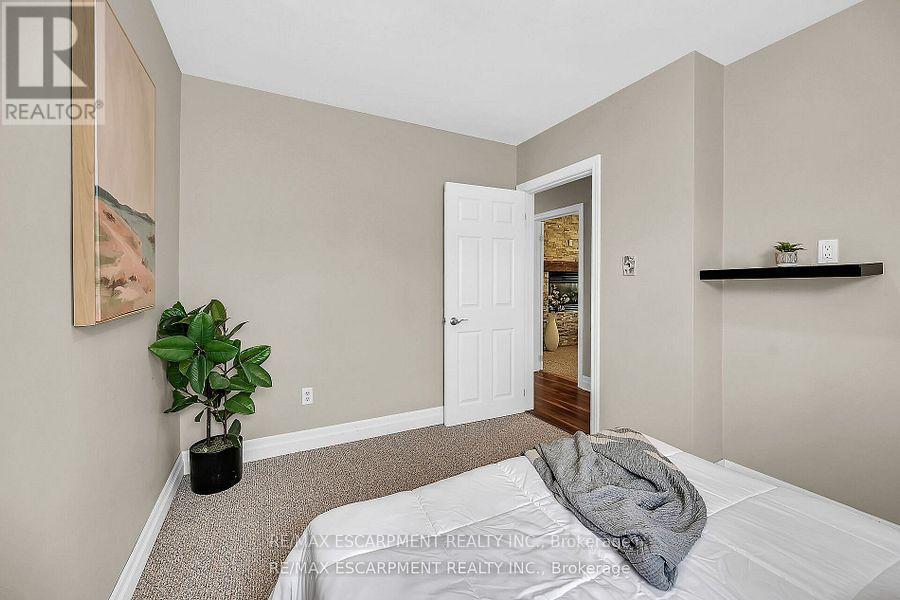 160 Elizabeth Crescent, Haldimand, ON - Indoor Photo Showing Bedroom