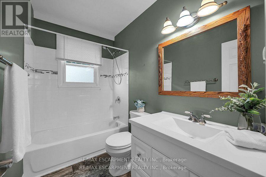 160 Elizabeth Crescent, Haldimand, ON - Indoor Photo Showing Bathroom