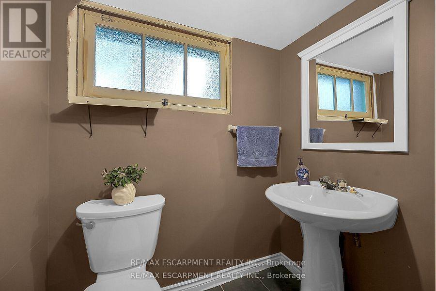 160 Elizabeth Crescent, Haldimand, ON - Indoor Photo Showing Bathroom