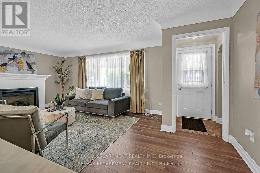 160 Elizabeth Crescent, Haldimand, ON - Indoor Photo Showing Living Room With Fireplace