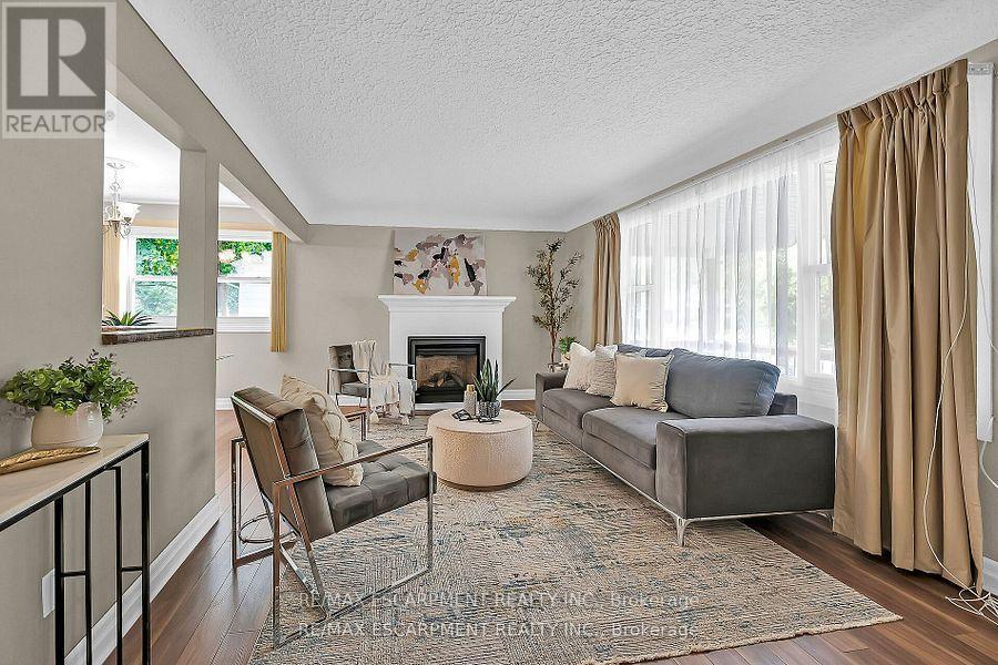 160 Elizabeth Crescent, Haldimand, ON - Indoor Photo Showing Living Room With Fireplace