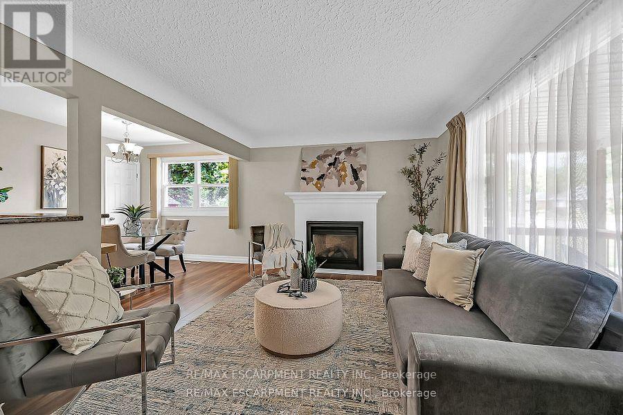 160 Elizabeth Crescent, Haldimand, ON - Indoor Photo Showing Living Room With Fireplace