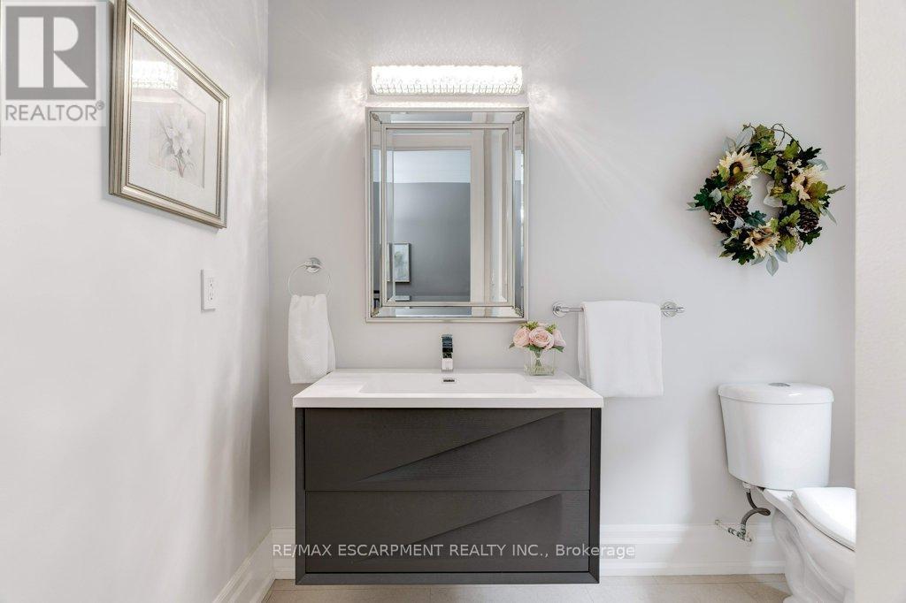 2462 No 2 Side Road, Burlington, ON - Indoor Photo Showing Bathroom