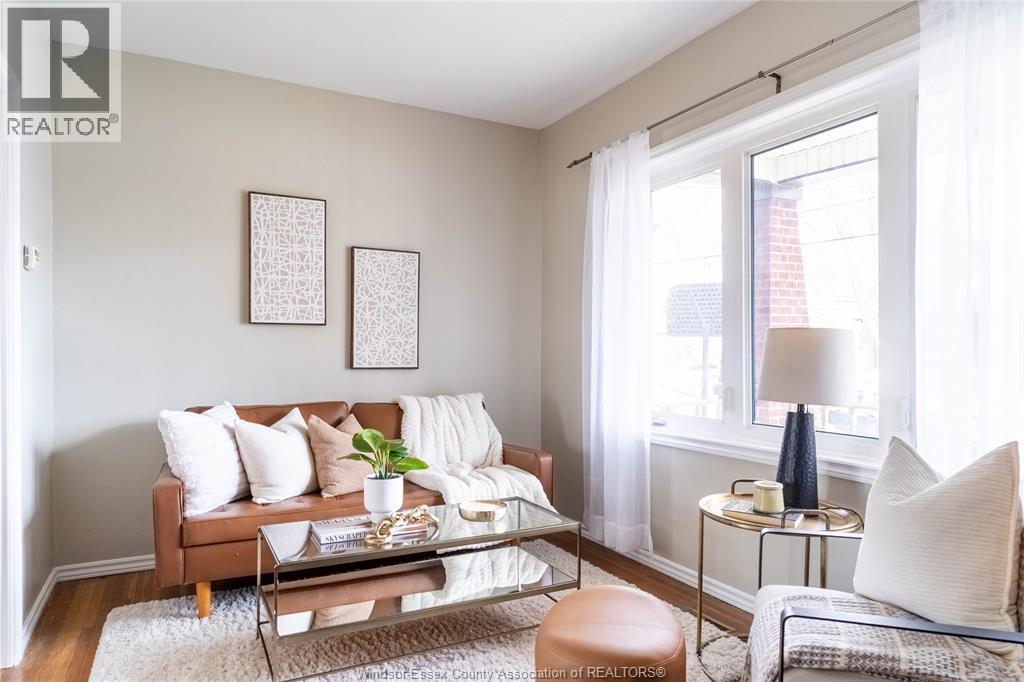 1161 Elm, Windsor, ON - Indoor Photo Showing Living Room