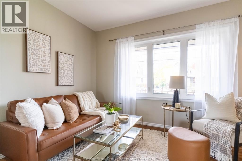 1161 Elm, Windsor, ON - Indoor Photo Showing Living Room