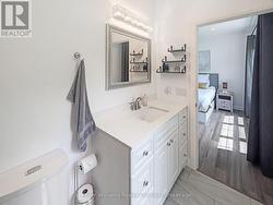 Ensuire bathroom -