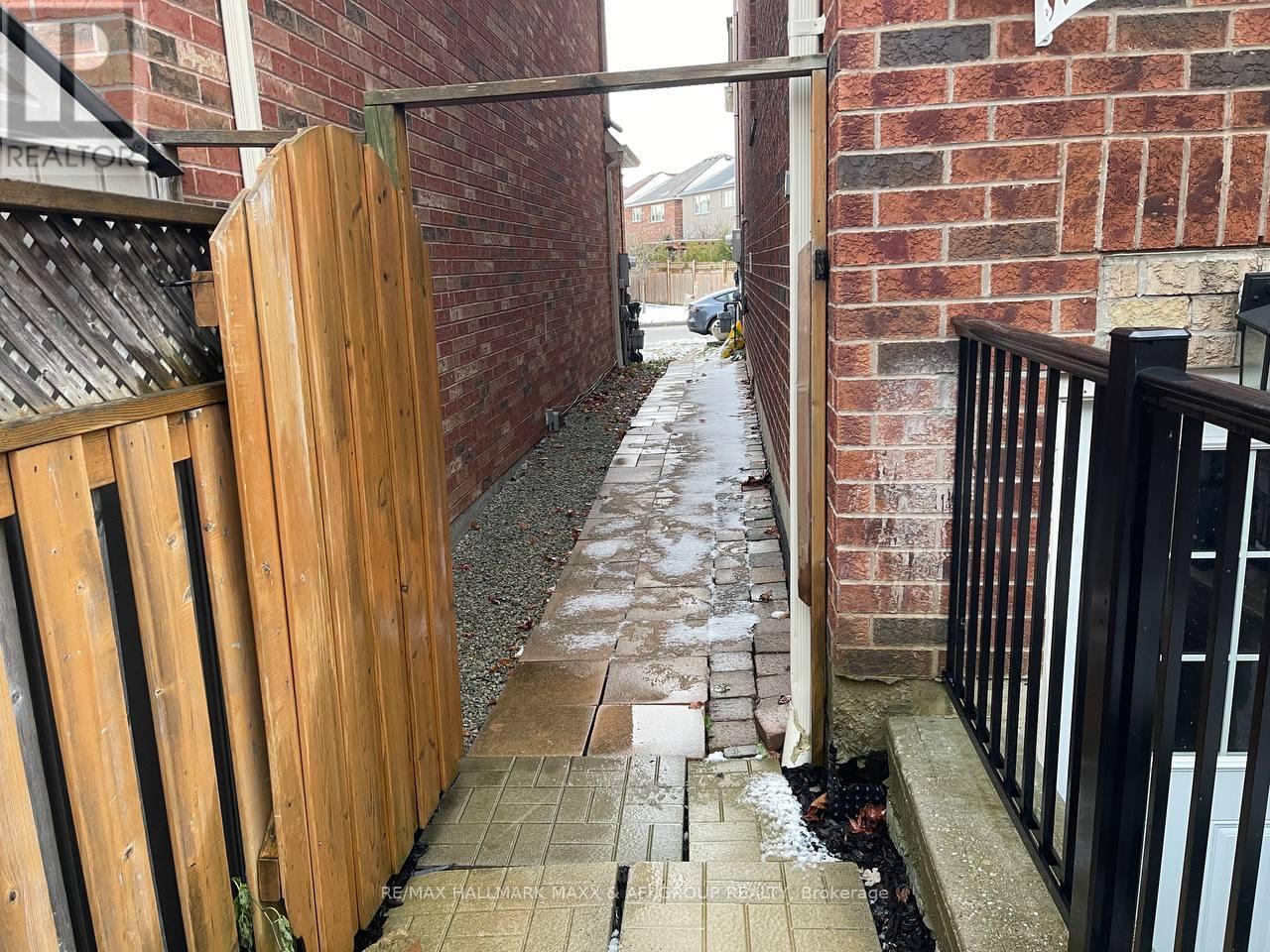 Bsmt - 3869 Mayla Drive E, Mississauga, ON - With Exterior