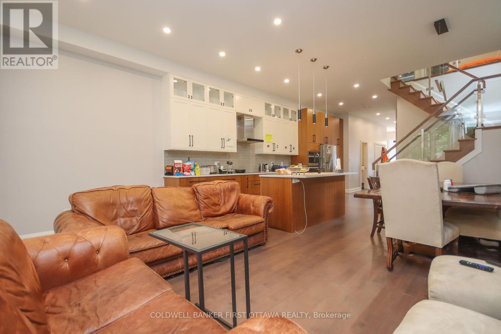 165 Wesley Avenue, Ottawa, ON - Indoor Photo Showing Living Room