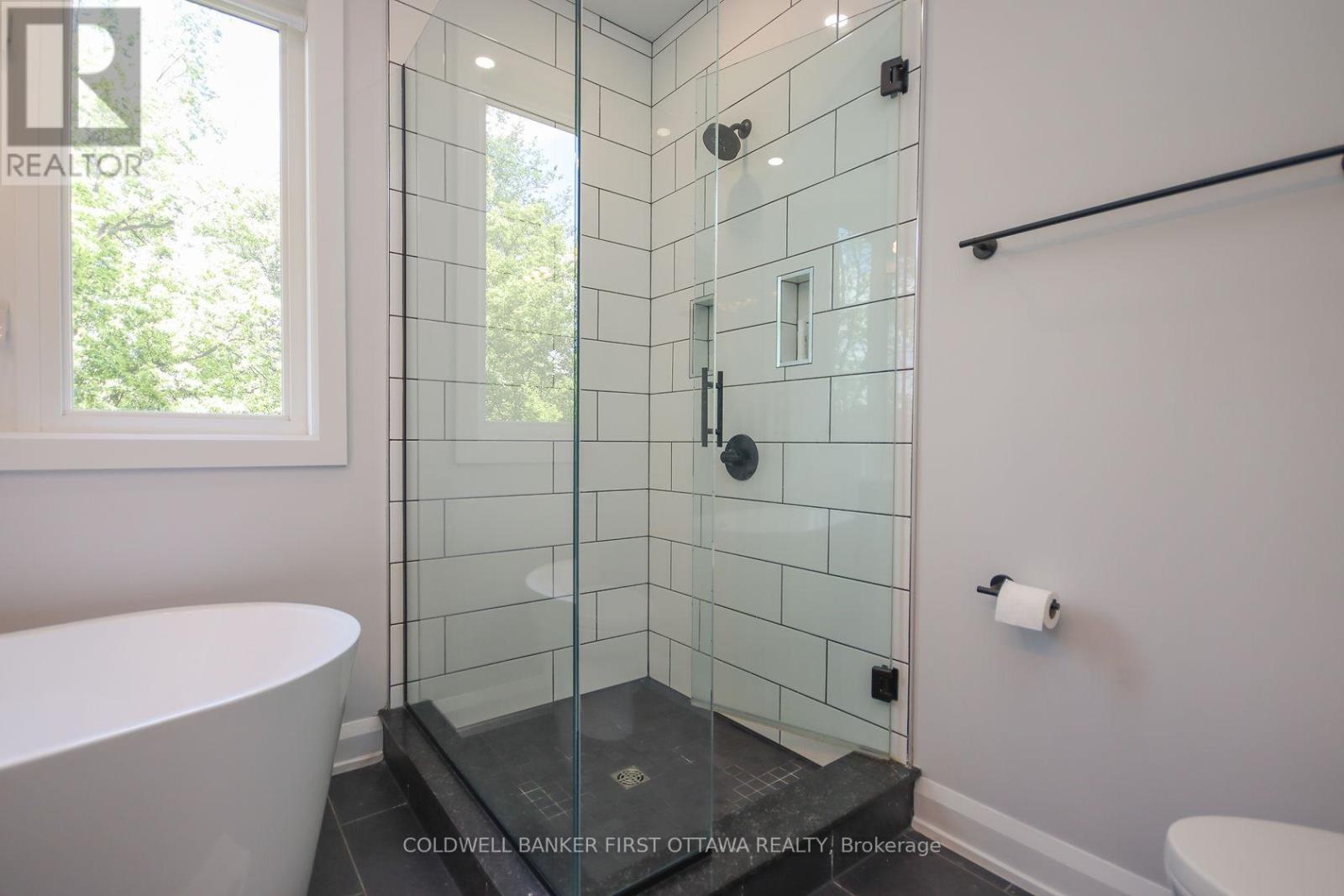 165 Wesley Avenue, Ottawa, ON - Indoor Photo Showing Bathroom