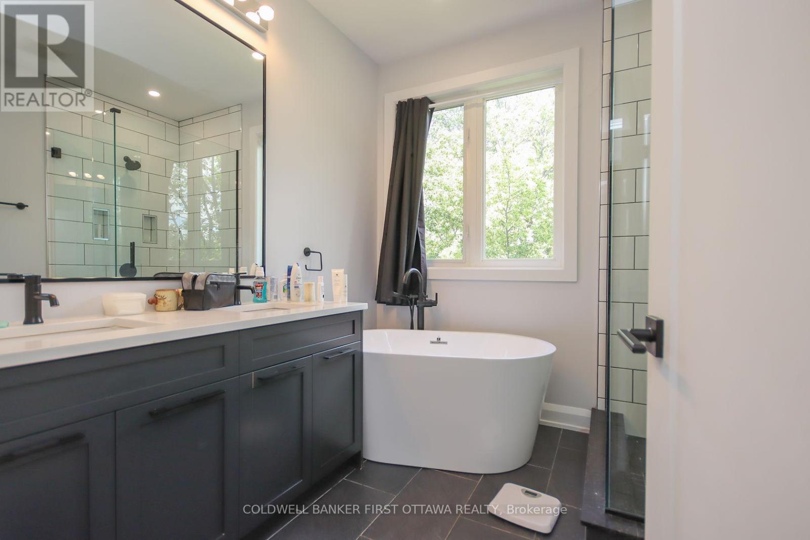 165 Wesley Avenue, Ottawa, ON - Indoor Photo Showing Bathroom