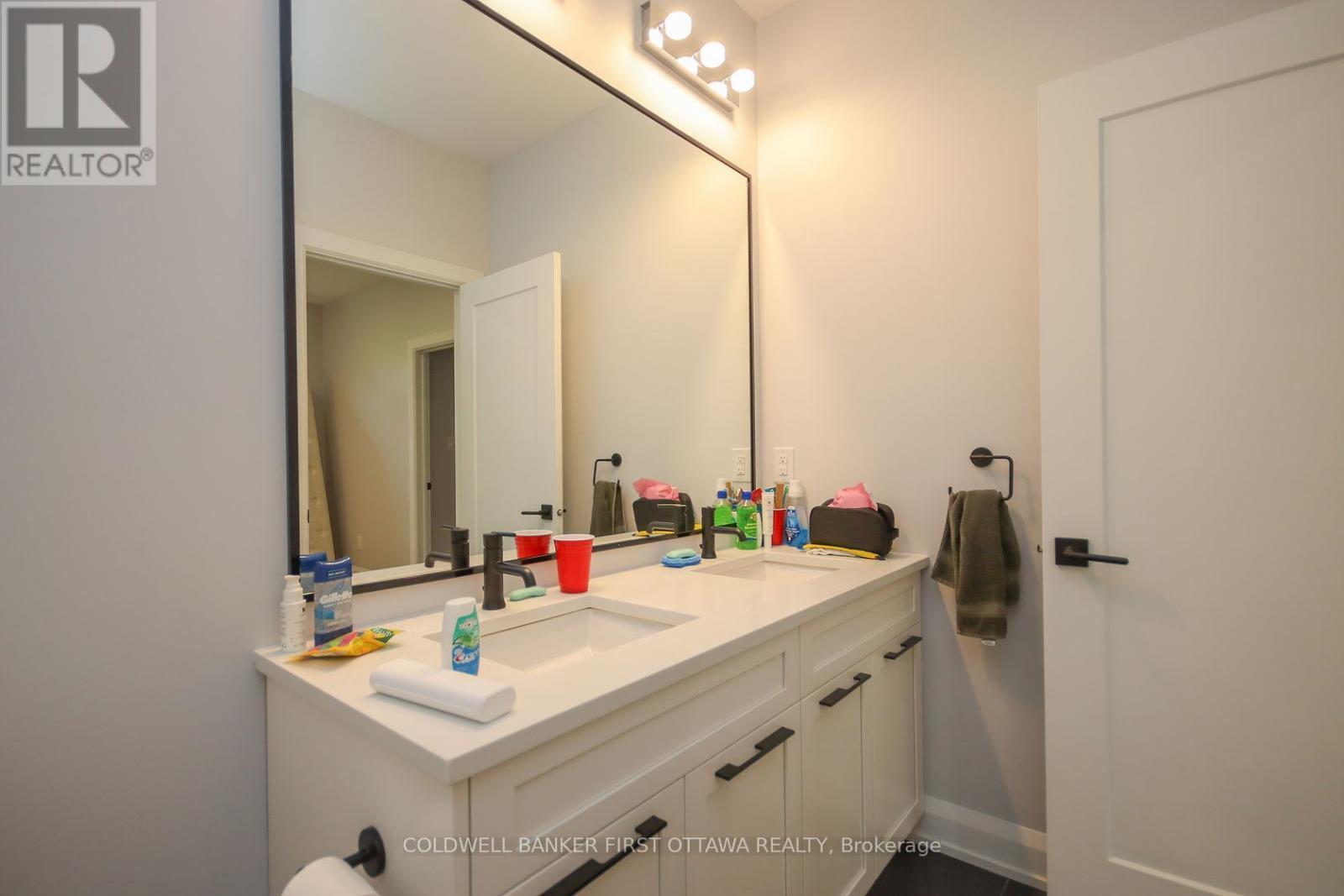 165 Wesley Avenue, Ottawa, ON - Indoor Photo Showing Bathroom