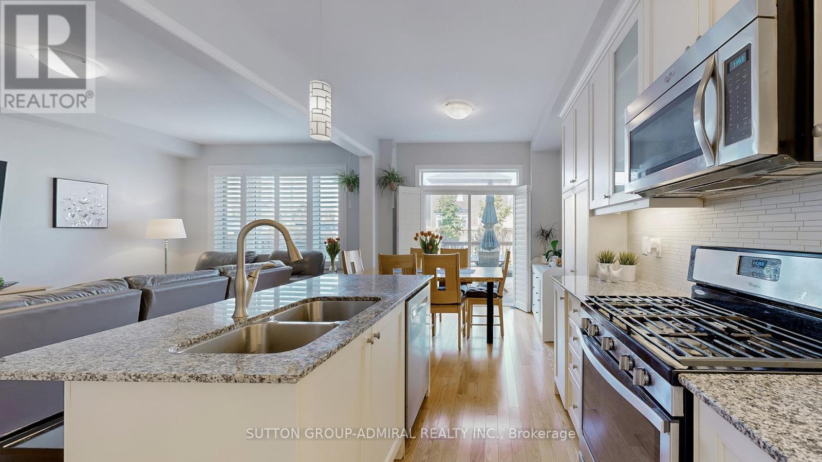6 Andreeta Drive, Vaughan, ON - Indoor Photo Showing Kitchen With Double Sink With Upgraded Kitchen