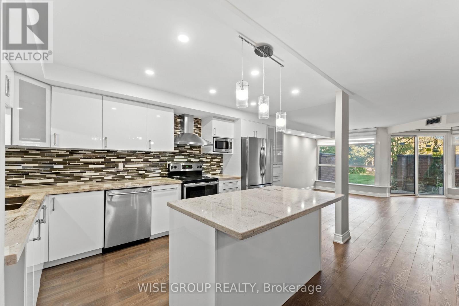 113 - 5 Weldrick Road W, Richmond Hill, ON - Indoor Photo Showing Kitchen With Upgraded Kitchen