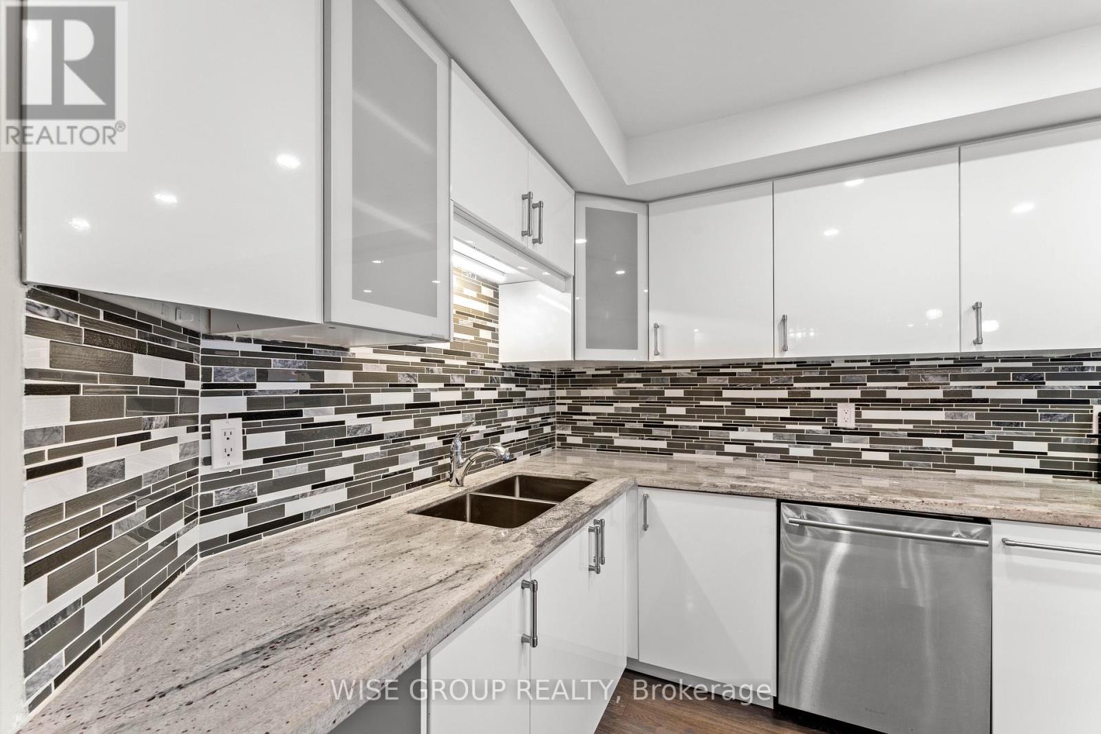 113 - 5 Weldrick Road W, Richmond Hill, ON - Indoor Photo Showing Kitchen With Double Sink With Upgraded Kitchen