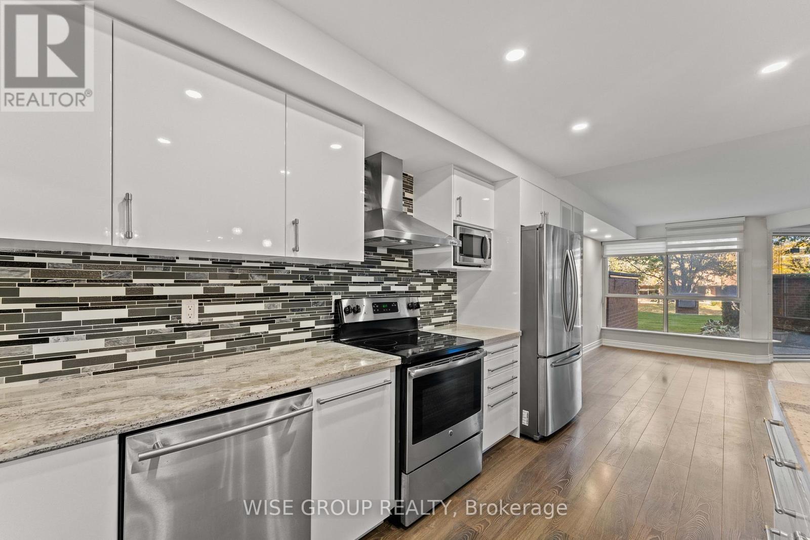 113 - 5 Weldrick Road W, Richmond Hill, ON - Indoor Photo Showing Kitchen With Upgraded Kitchen