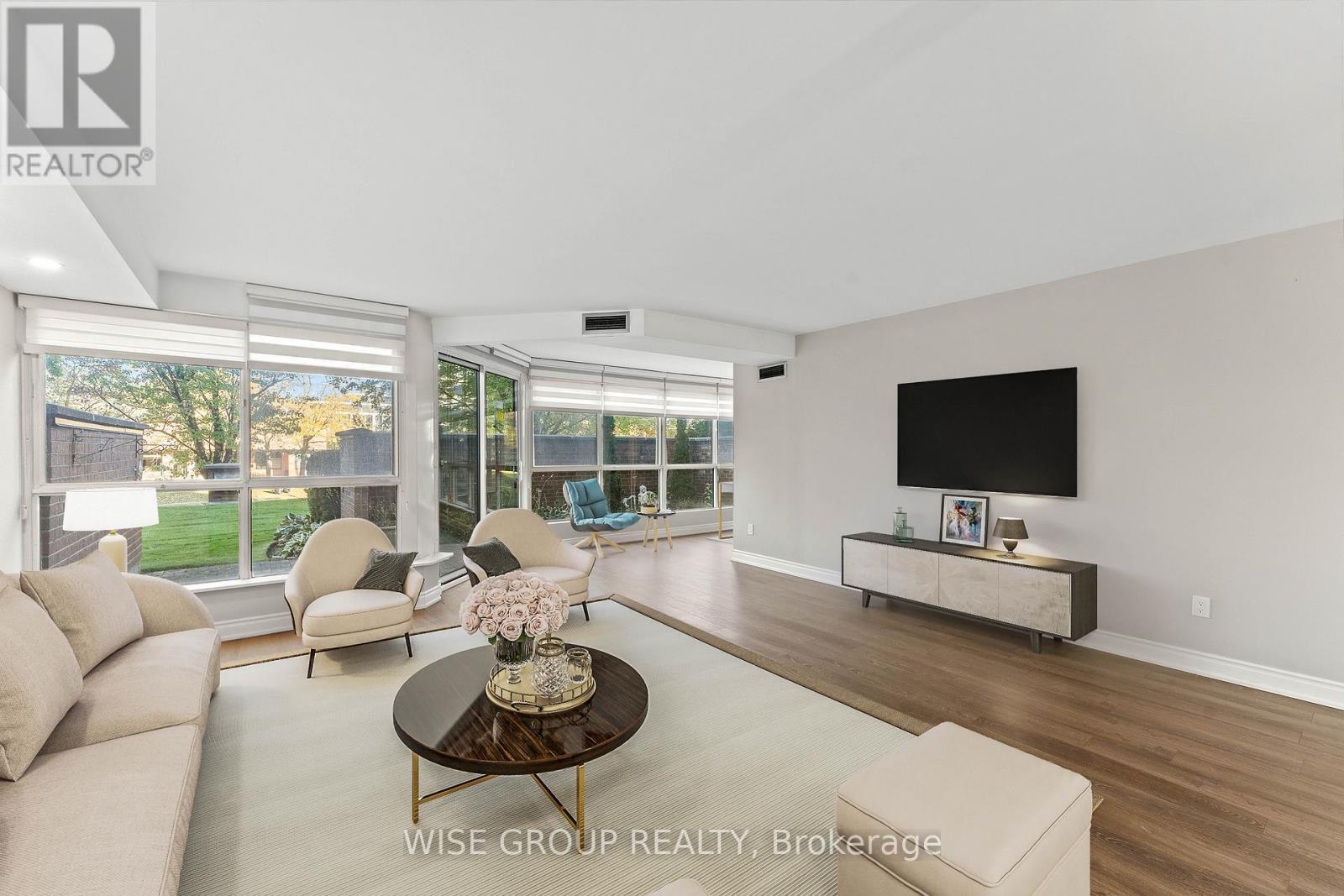 113 - 5 Weldrick Road W, Richmond Hill, ON - Indoor Photo Showing Living Room
