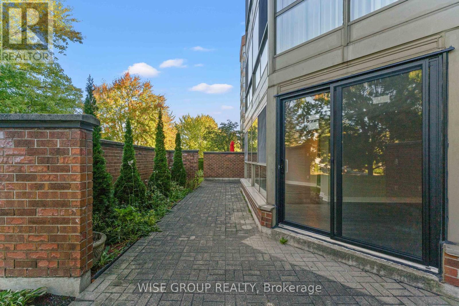 113 - 5 Weldrick Road W, Richmond Hill, ON - Outdoor