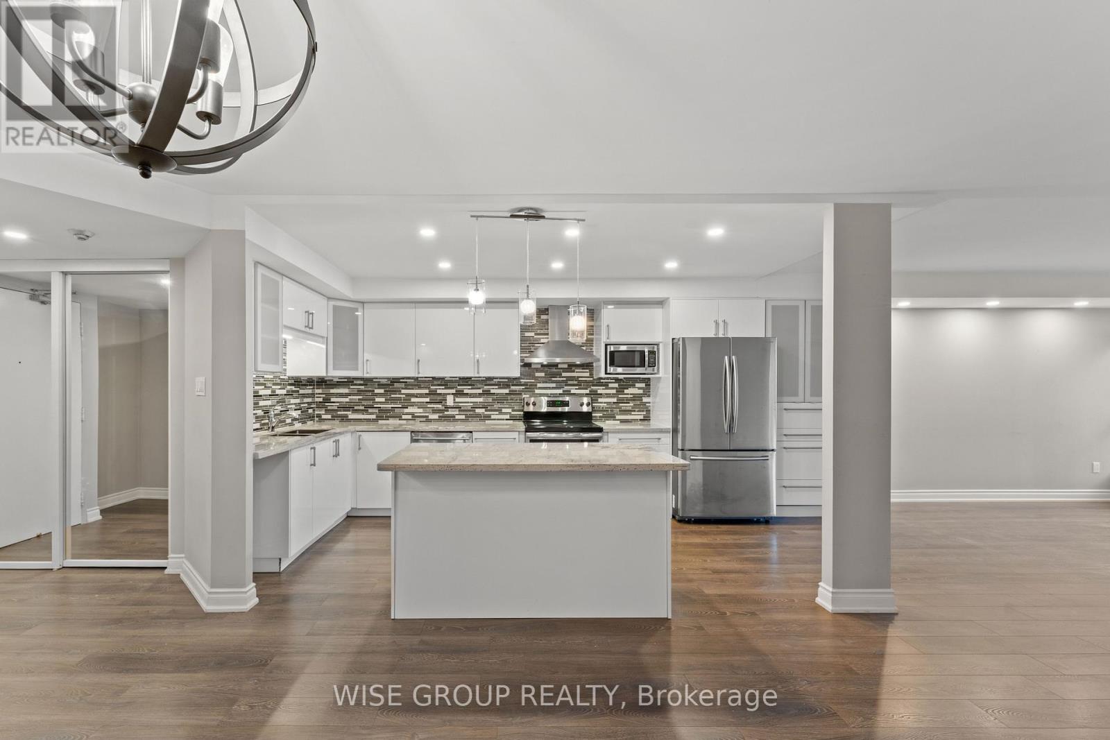 113 - 5 Weldrick Road W, Richmond Hill, ON - Indoor Photo Showing Kitchen With Upgraded Kitchen