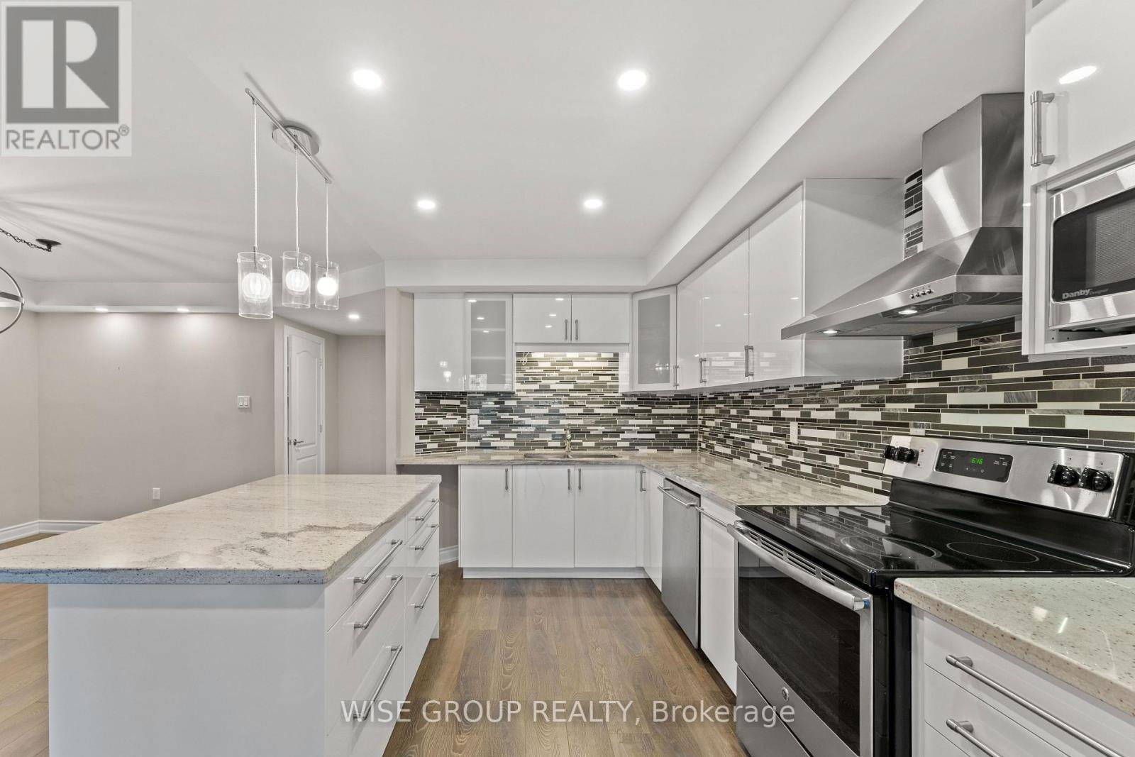 113 - 5 Weldrick Road W, Richmond Hill, ON - Indoor Photo Showing Kitchen With Upgraded Kitchen