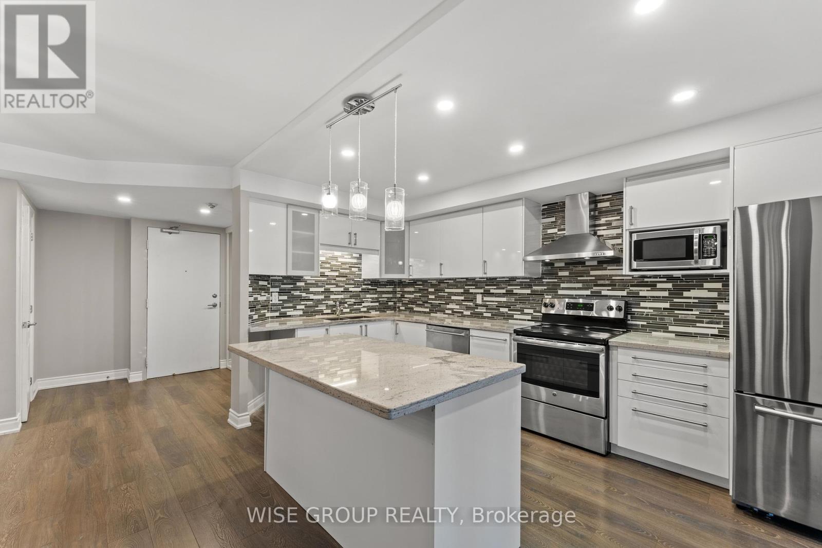 113 - 5 Weldrick Road W, Richmond Hill, ON - Indoor Photo Showing Kitchen With Upgraded Kitchen