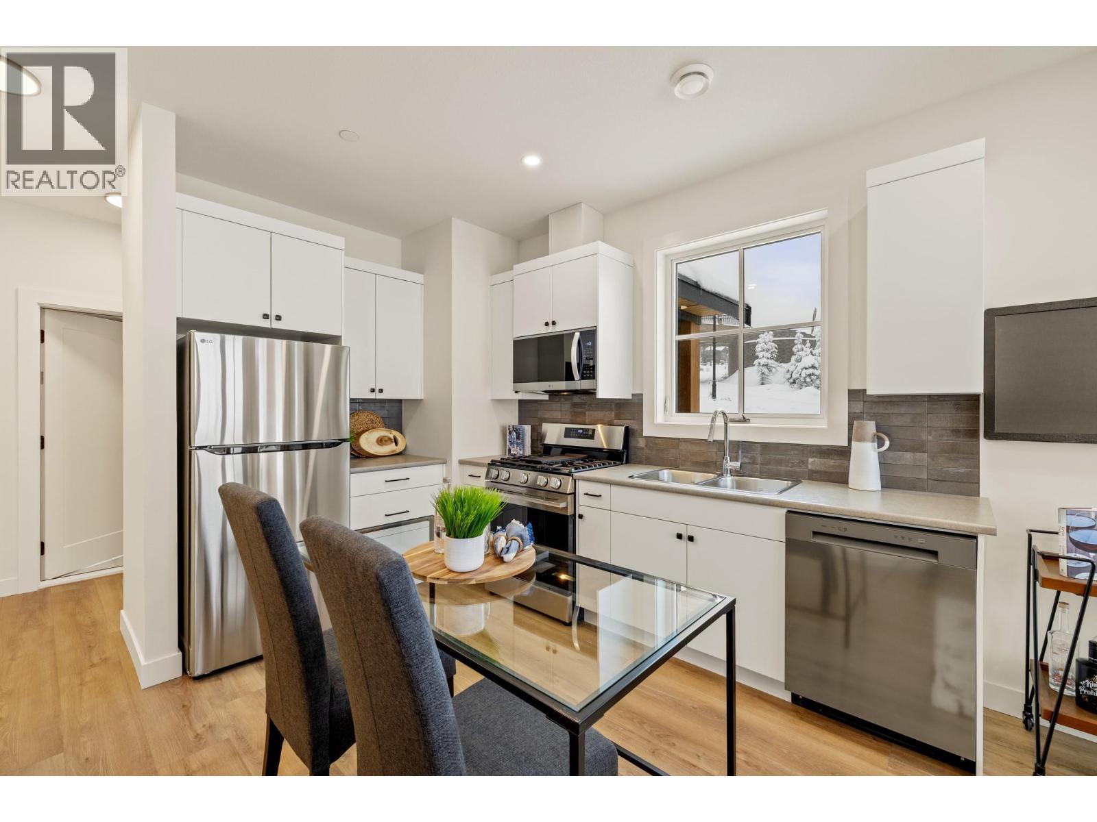 Suite - 255 Feathertop Way Unit# 89, Big White, BC - Indoor Photo Showing Kitchen With Double Sink