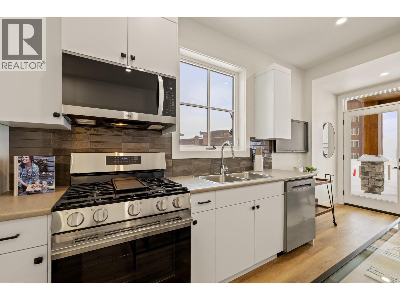 Suite - 255 Feathertop Way Unit# 89, Big White, BC - Indoor Photo Showing Kitchen With Double Sink