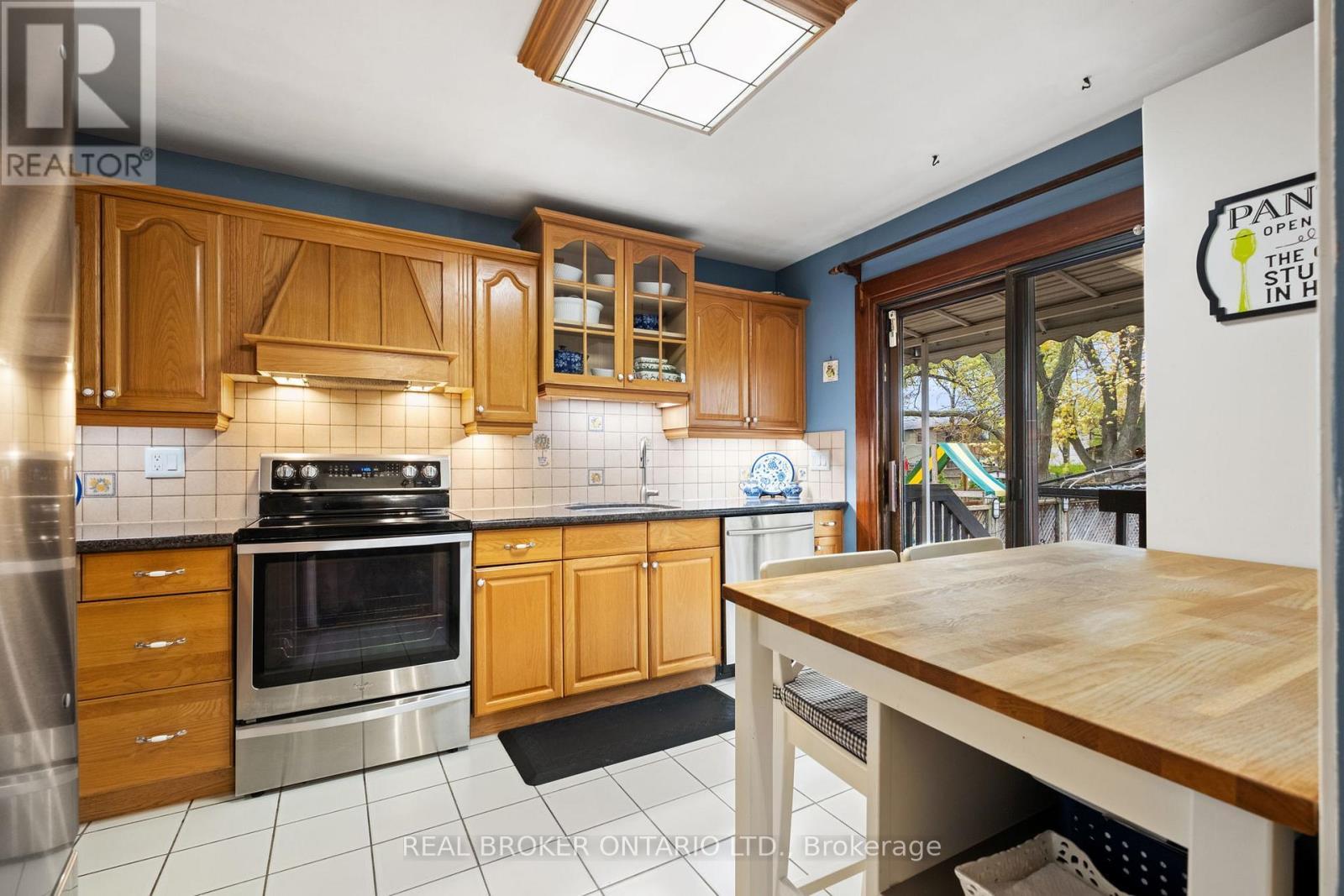 6891 Shelter Bay Road, Mississauga, ON - Indoor Photo Showing Kitchen