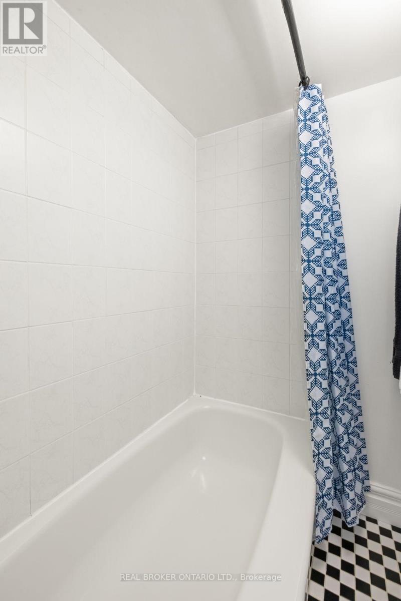 6891 Shelter Bay Road, Mississauga, ON - Indoor Photo Showing Bathroom