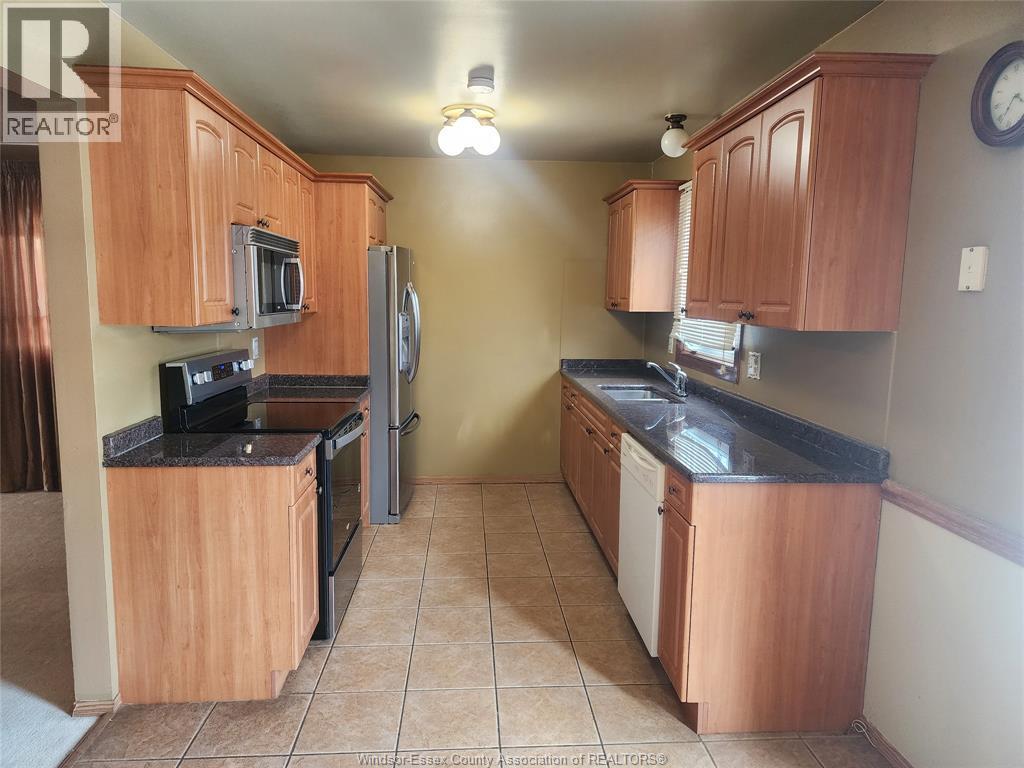 3164 Conservation Drive, Windsor, ON - Indoor Photo Showing Kitchen With Double Sink