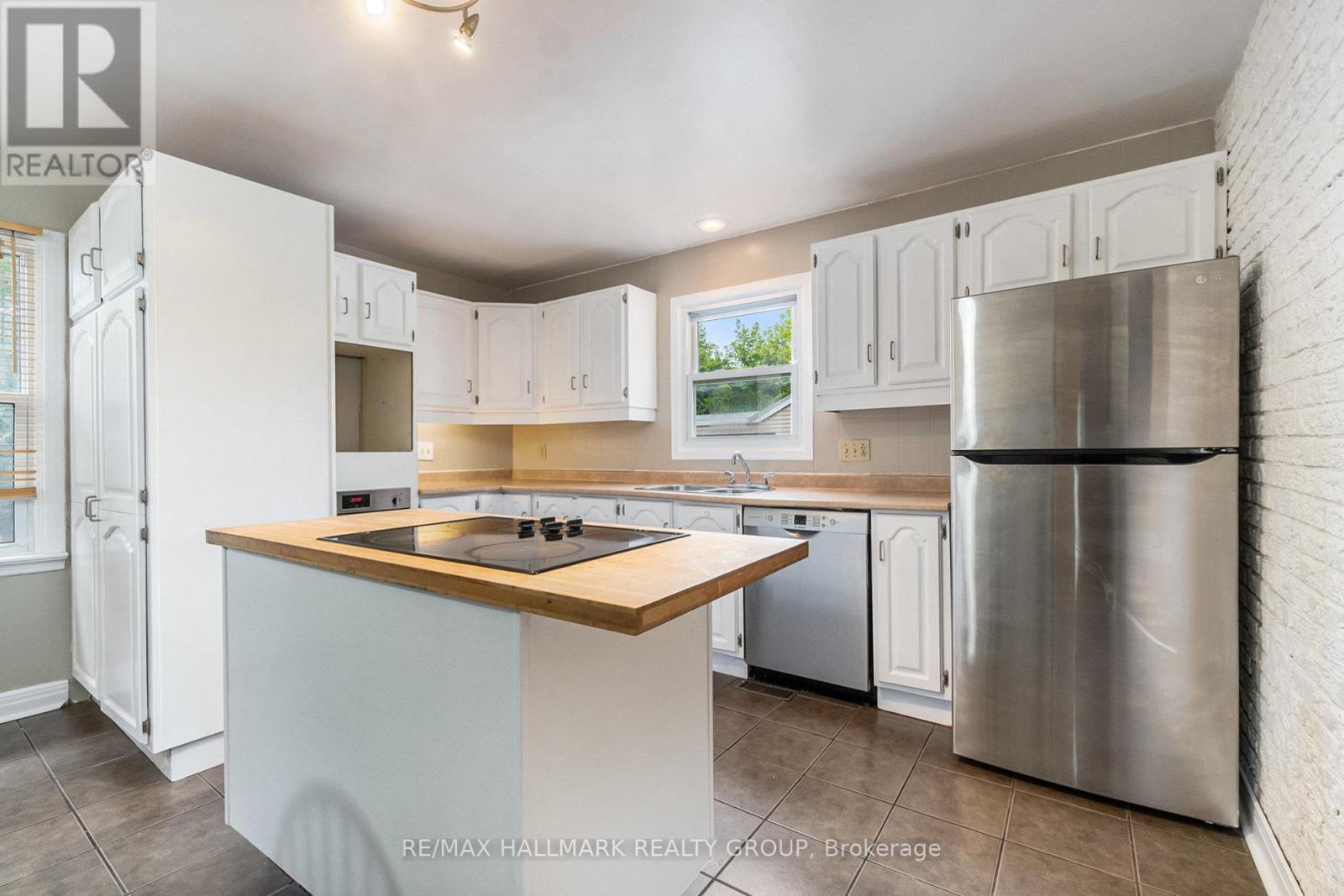 426 Blake Boulevard, Ottawa, ON - Indoor Photo Showing Kitchen