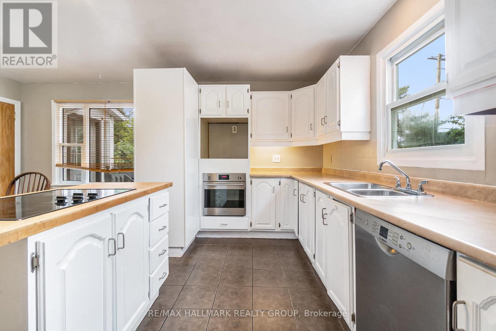 426 Blake Boulevard, Ottawa, ON - Indoor Photo Showing Kitchen With Double Sink