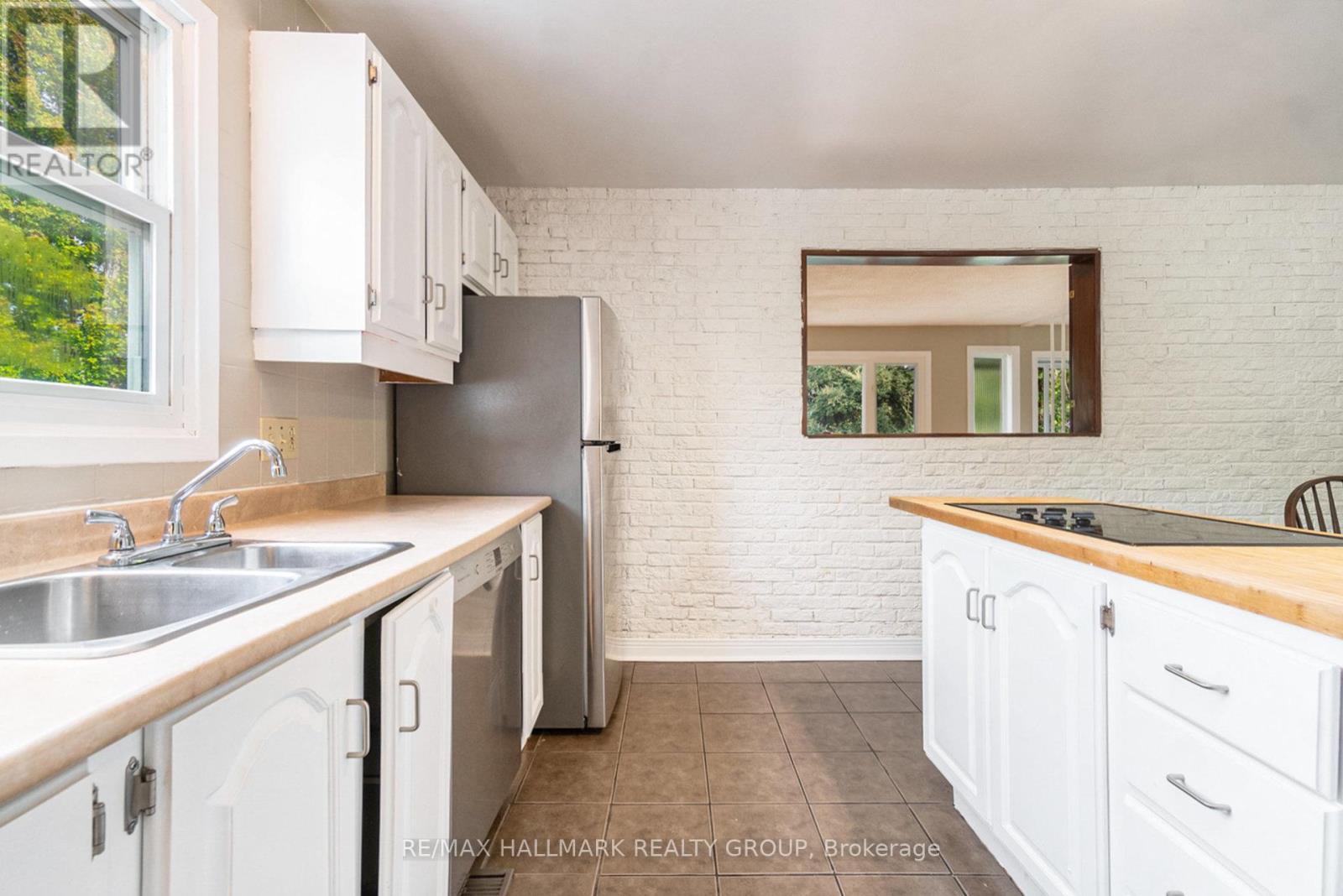 426 Blake Boulevard, Ottawa, ON - Indoor Photo Showing Kitchen With Double Sink