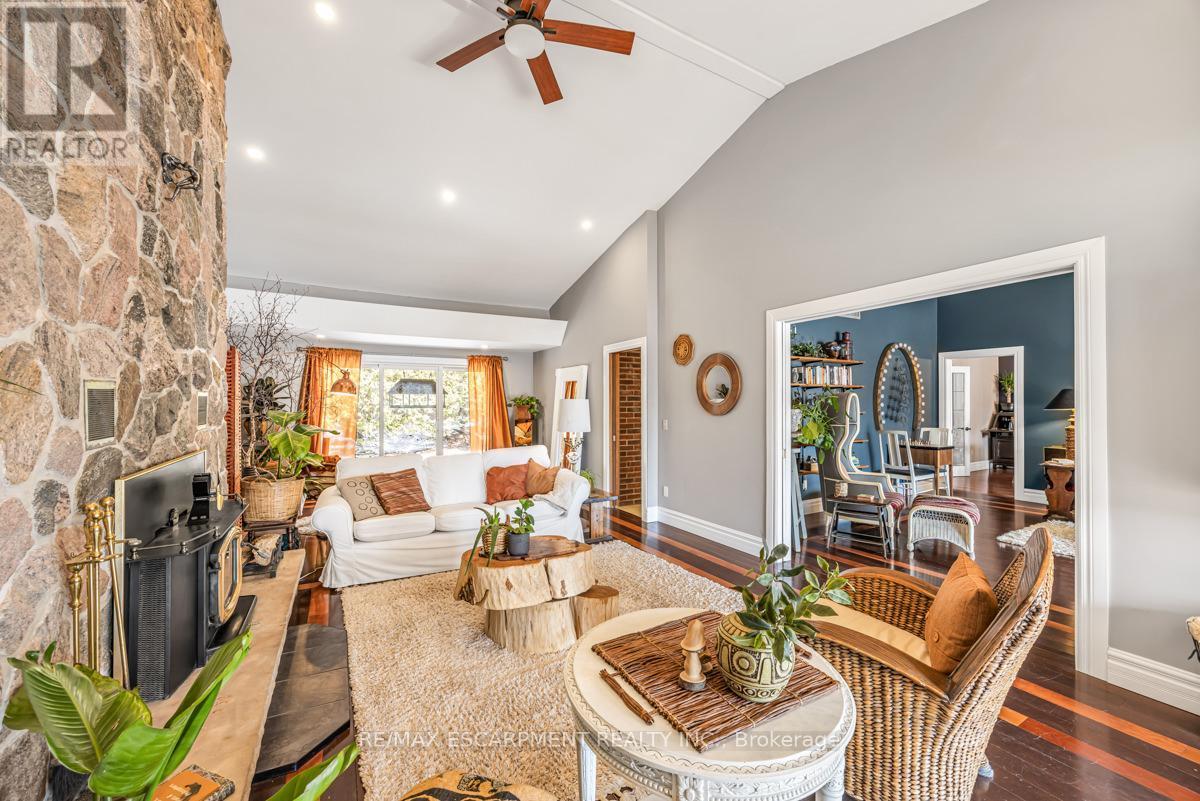 302783 Douglas Street, West Grey, ON - Indoor Photo Showing Living Room