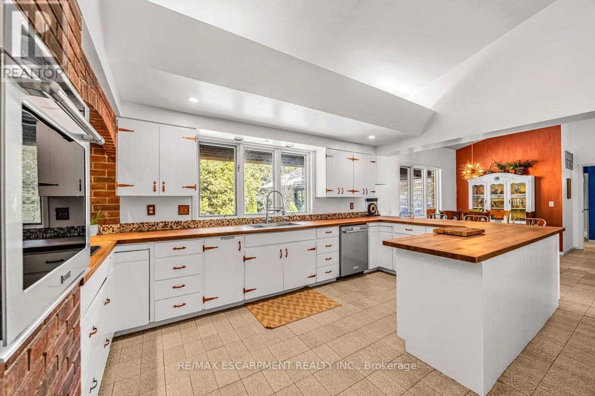 302783 Douglas Street, West Grey, ON - Indoor Photo Showing Kitchen With Double Sink