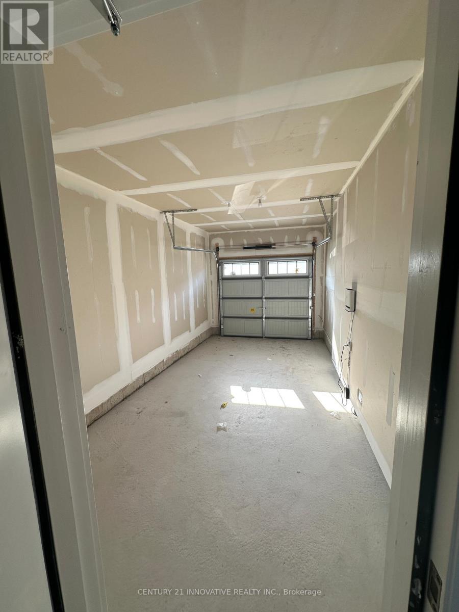 202 Port Crescent, Welland, ON - Indoor Photo Showing Garage