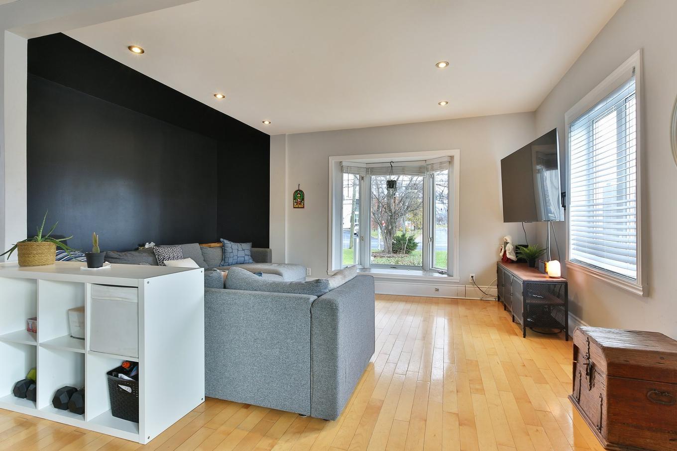 Salon - 114 Rue Jacques-Cartier S., Saint-Jean-Sur-Richelieu, QC - Indoor