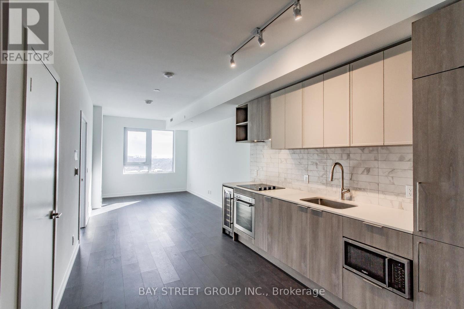 1203 - 2020 Bathurst Street, Toronto, ON - Indoor Photo Showing Kitchen With Upgraded Kitchen